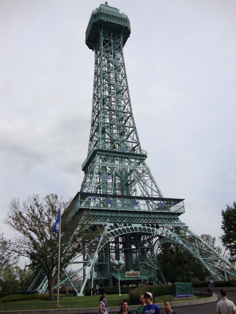 The size difference between the real Eiffel Tower and it's