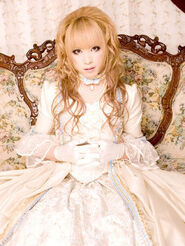 Hizaki-versailles-16303398-575-766