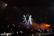 Another image of Rin and Len performing the Chinese version of "Tsumugi Uta".