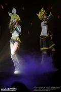 Rin and Len performing the Chinese version of "Tsumugi Uta".