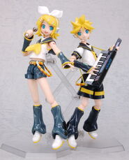 figma 019 Kagamine Rin2008/11 (pictured left) * Additional props include a microphone.