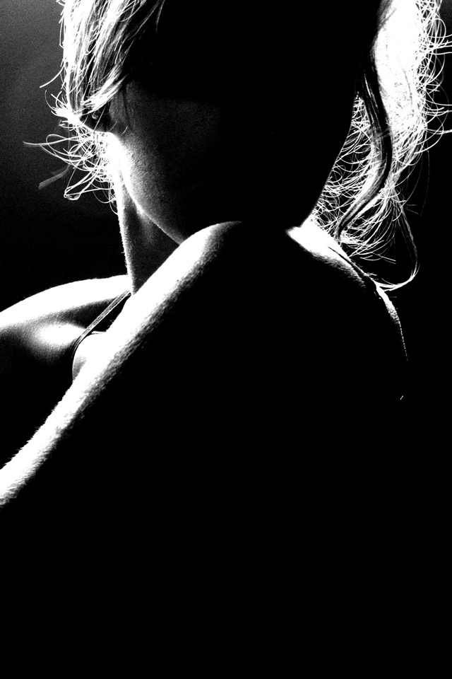 Фото девушки блондинки в темноте со спины