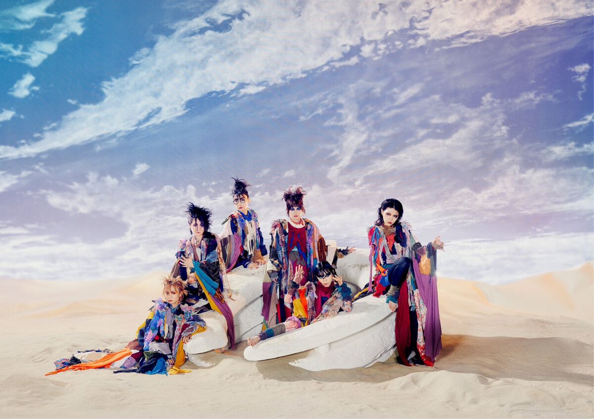Amazon.co.jp: And yet BiSH moves.(Blu-ray Disc+CD2枚組)(初回