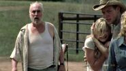 The-walking-dead-2x07-beth-dale-jimmy-cap-22 mid