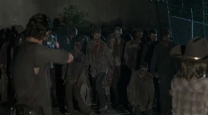 Рик и Карл расстреливают прорвавшихся ходячих