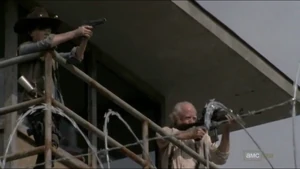 Карл и Хершел расстреливают ходячих