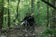 10x01 Daryl Carol BFF