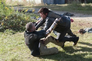 Дэрил набрасывается на брата