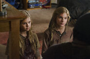 TWD 5x09 Lizzie and Mika