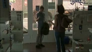 Мэгги и Гленн внутри аптеки
