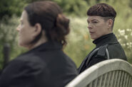 WB 2x10 Elizabeth and Jadis