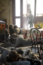 Мишон помогает Карлу добраться до фотографии