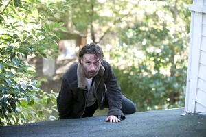 Рику удаётся выбраться из дома