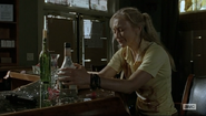 Бет плачет возле бутылки шнапса