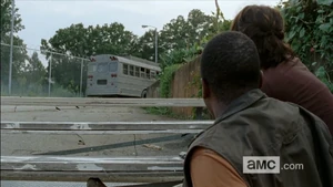 Автобус с выжившими уезжает