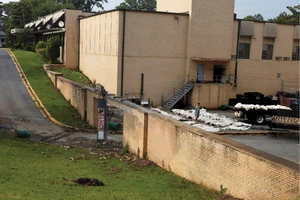 Трупы у больницы («Дни, изменившие мир»).