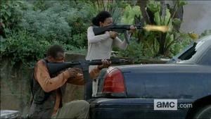 Саша и Боб стреляют по группе Губернатора