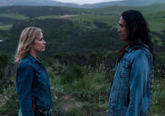 3x08-Children-of-Wrath-Madison-and-Qaletqa-fear-the-walking-dead-40557257-500-352