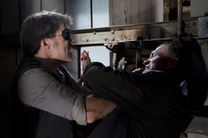 Мерл сражается с Губернатором