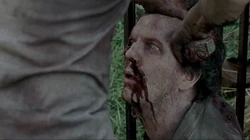 Zombifikowany David został dźgnięty w głowę przez Glenna Rhee