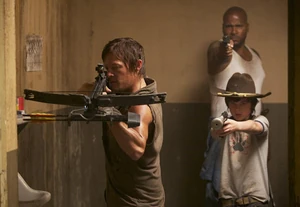 Дэрил, Карл и Оскар проверяют коридоры