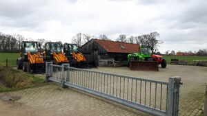 Tractoren bij een boerderij in Demmershoek