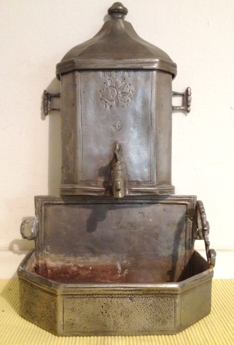 https://static.wikia.nocookie.net/warehouse-13-artifact-database/images/0/09/Holy_water_dispenser.jpg/revision/latest?cb=20190421180504