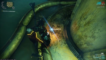 Según entras al laboratorio en la tubería de la izquierda en la parte de atrás de esta.