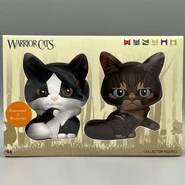 Berryheart Splashtail Figure Verpackung.png (4,94 MB) Verpackung für die Sammelfiguren von Beerenherz (links) und Spritzschweif (rechts)