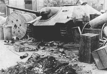 Захваченный в ходе Варшавского восстания "Хетцер", использованный как неподвижная огневая точка в баррикаде.