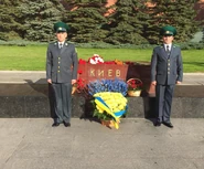 XF9ECO79GFw.jpg (136 Кб) Почетный караул, состоящий из сотрудников ГПСУ возле стелы Киева на аллее городов-героев около стен Кремля, Москва, Россия, 4 апреля 2016 г.