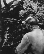 Чехословацкий пулемётчик во время боёв во Франции, 1940 год.