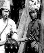 У воина справа в поясе есть педенг.