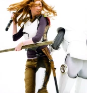 Эми с катаной в правой руке и дубиной — в левой.