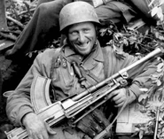 Немецкий парашютист с трофейным "Бреном".