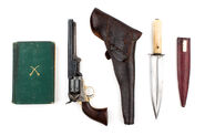 Личные вещи Гилмора: револьвер Colt Model 1851 Navy и арканзасская зубочистка. Другие источники утверждают, что Гилмор пользовался Colt Model 1858 Navy. Возможно, он пользовался этими револьверами в разное время.