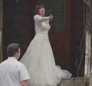 Джен Эббот в финале второго сезона стреляет из Beretta 92FS в Ли Рассела.