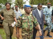 Генерал Сумайила Бакайоко (в прошлом — лидер повстанцев) в традиционной полевой форме с бирюзовым беретом и погонами.