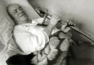 Пожилой Жуков со своей саблей.