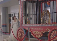 Джен открывает клетку с тигром.