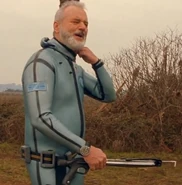 Стив в водолазном костюме с гарпуном.