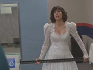 Джен Эббот с дорожным знаком готовиться избить Аманду Снодграсс.