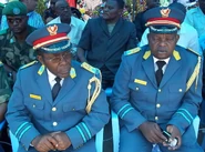 Два полковника ВВС ДРК в новой униформе с новыми знаками различия, введенными в июне 2010 г. Желтые погоны и петлицы в данном случае обозначают не вид ВС или род войск (службу), а служат для отличия штаб-офицеров. Офицер слева — военный врач, о чем свидетельствует эмблема на петлице, справа — пилот.