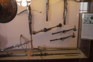 P1060069-Large.jpg (81 КБ) Стенд с венецианским оружием: арбалеты, пистолет-булава, фитильный трехствольный револьвер, пистолеты-топоры и пистолеты-кинжалы.