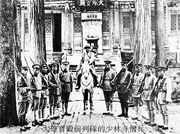 Отряд монахов в военной форме и с  у Главного зала Шаолиня, 1920-е гг.