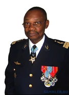 Полковник ВВС ЦАР в парадной форме. Знаки различия французские, петлицы — национальные.