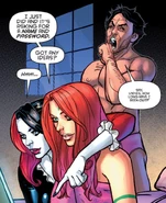 Харли (слева) с распущенными волосами.