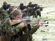 103.jpg (376 КБ) Боец с винтовкой M16.