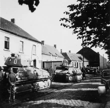 SOMUA S35 на улице французского городка