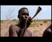 Ньянгатом играет на роге.